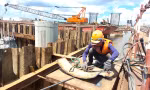 Hàng trăm công nhân thi công cầu Đại Ngãi 2 xuyên lễ giữa nắng nóng 