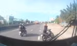 Công an làm việc với đối tượng hành hung tài xế xe buýt trước trạm CSGT