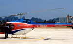 Một chiếc trực thăng Bell-505 bay dịch vụ ngắm cảnh vịnh Hạ Long (ảnh: Hoàng Dương).