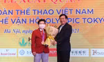 Phó Thủ tướng Chính phủ Phạm Bình Minh trao huy chương Thế vận hội Olympic London 2012 cho Trần Lê Quốc Toàn. (ảnh Lượng Quý)