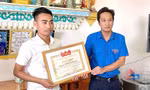 Trao tặng huy hiệu Tuổi trẻ dũng cảm cho thanh niên cứu người vụ sập cầu Phong Châu 