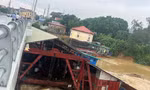 Cấm phương tiện thủy qua cầu Vĩnh Phú để vớt xà lan mắc kẹt