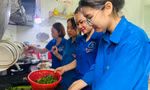 Thanh niên nấu cơm, làm xe ôm miễn phí tiếp sức sĩ tử vượt vũ môn