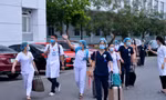 Xúc động nhật ký 24 giờ của chiến sĩ áo trắng nơi tuyến đầu