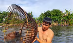 ‘Nơm thủ’ thu tiền triệu sau vài giờ săn cá ở Nghệ An