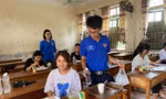 Bữa cơm ấm áp của thanh niên tình nguyện tới sĩ tử