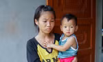Nghẹn ngào chuyện nữ sinh lớp 8 bế em tới trường