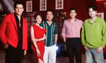 Dàn diễn viên "Nụ Hôn Bạc Tỷ" khoe ảnh Giáng sinh, khán giả thắc mắc một điều