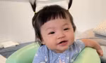“Cưng muốn xỉu” với bé Suchin nhà Cường Đô La: Mái ngố, má bánh bao, biểu cảm hoạt hình