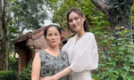 Hoa hậu Đỗ Thị Hà khoe ảnh bên mẹ nhưng netizen lại chú ý đến một thứ khác