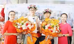 Em Trần Thế Công (bên trái) và Trương Phi Hùng cùng với phụ huynh. 