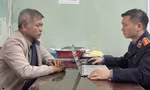 Đối tượng Nguyễn Hữu Độ (bên trái).