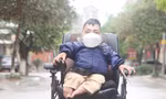 Anh Thân Ngọc Mạnh vượt lên số phận làm việc có ích. Ảnh: Nguyễn Thắng