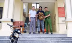 Công an huyện Sơn Động trao trả lại tài sản bị mất cho du khách nước ngoài.