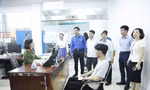Thanh niên Công an tỉnh Bắc Ninh hướng dẫn người dân thủ tục hành chính ngày thứ Bảy. Ảnh: Nguyễn Thắng