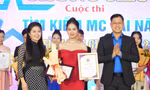 Tỉnh Đoàn Bắc Giang trao giải Nhất cho thí sinh Vi Hương Giang. Ảnh: Nguyễn Thắng