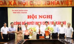 Phó Chủ tịch Thường trực UBND tỉnh Bắc Giang Mai Sơn trao Quyết định cho các đồng chí được bổ nhiệm, bổ nhiệm lại.