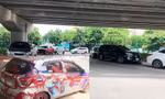 Nhan nhản bãi trông xe 'lậu' quanh khu vực taxi Hà Nội bị tạt sơn
