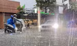 Đà Nẵng mưa trắng trời gần 1 ngày, nhiều tuyến đường ngập nặng, học sinh phải nghỉ học