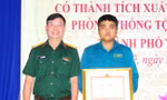 Khen thưởng chiến sĩ trẻ tóm gọn tên cướp giật