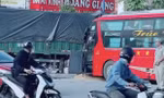 Xe khách dính chặt xe đầu kéo, nhiều người bị thương
