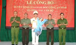 Trao quyết định của Giám đốc Công an tỉnh Bình Phước về công tác cán bộ