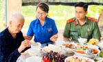 Đoàn viên thanh niên công an Bình Phước thăm mẹ Việt Nam Anh hùng