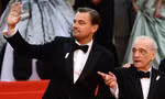 Leonardo DiCaprio 50 tuổi vẫn gây sốt thảm đỏ kèm 9 phút vỗ tay