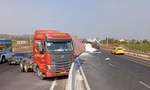 Xe đang lưu thông, 2 thùng container rơi xuống cao tốc Phan Thiết - Dầu Giây