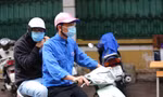 Nhiều thí sinh đi nhầm điểm thi được thanh niên tình nguyện hỗ trợ