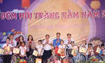 Bí thư T.Ư Đoàn Nguyễn Tường Lâm tặng quà Trung thu cho các em nhỏ ở Hòa Bình