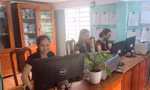 Cán bộ xã, giáo viên người Pa Kô mặc trang phục thổ cẩm vào đầu tuần