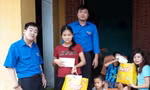  Lê Viết Thuận (ngoài cùng bên trái) tích cực tham gia các hoạt động hỗ trợ người cùng cảnh ngộ 