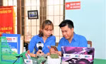 Anh Nguyễn Tiến Tới - Phó bí thư Đoàn xã Quảng Tân cùng cộng sự sản xuất bản tin thanh niên của Đoàn xã 