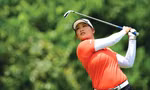Thảo My (ảnh 1) và Khuê Minh (2) trên sân golf