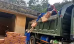 Các bạn trẻ vận chuyển đồ hỗ trợ người dân ở điểm nóng dịch COVID-19