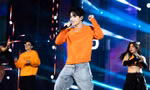 Sau chuỗi ngày miệt mài "chạy show", MONO gặp vấn đề sức khỏe ngay trên sân khấu 
