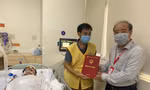 Trao bằng tốt nghiệp danh dự cho nam sinh bị bệnh hiểm nghèo