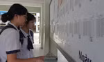 Thí sinh dò số báo danh của mình trước khi vào phong dự thi (ảnh minh họa)