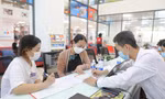 Thí sinh làm thủ tục nộp học bạ xét tuyển tại một trường đại học ở TPHCM