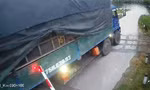 Điều khiển xe tải ‘liều mạng’ băng qua đường ngang, phá hỏng chắn đường sắt đang đóng