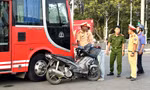 Xe khách va chạm xe máy, 4 người trong cùng gia đình thương vong