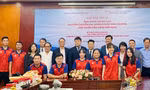 HLV Park Chung-gun chụp ảnh kỷ niệm cùng lãnh đạo ngành thể thao và đội tuyển bắn súng Việt Nam. Ảnh: Hà An