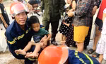 Phá bê tông cứu cháu bé 5 tuổi mắc kẹt ở ống thoát nước