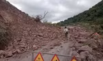 Đường lên Cửa khẩu Quốc tế La Lay ách tắc do sạt lở đất