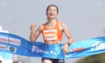 Nhà vô địch Tiền Phong Marathon Nguyễn Thị Oanh được người dân chào đón nồng nhiệt