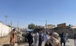 Người dân tập trung tại hiện trường vụ nổ tại Afghanistan. (Ảnh: AA/TTXVN)