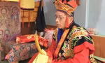 Thầy Tào có vai trò quan trọng trong lễ cúng đầy tháng cho trẻ của người Tày. Ảnh: Báo Tuyên Quang