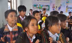 Học sinh được nhà nước đảm bảo sách giáo khoa, tài liệu tham khảo phục vụ việc học tiếng dân tộc thiểu số. Ảnh: Báo Chính phủ