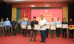 Ông Phạm Thái Hanh, Uỷ viên Ban Thường vụ, Chủ tịch Uỷ ban MTTQ Việt Nam tỉnh Thái Nguyên trao Bằng khen cho đại biểu là người có uy tín tiêu biểu trong đồng bào DTTS.